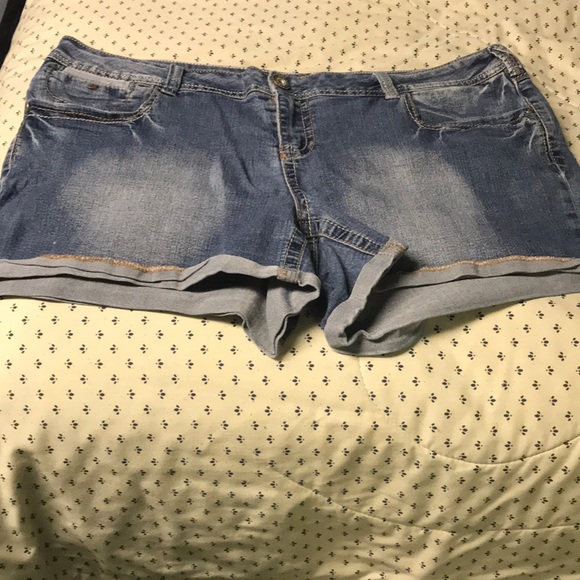 Shorts - Picture 1 of 4